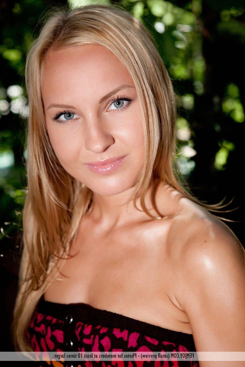 16P Pictures of super hot blonde Kristine R spreading her legs for you