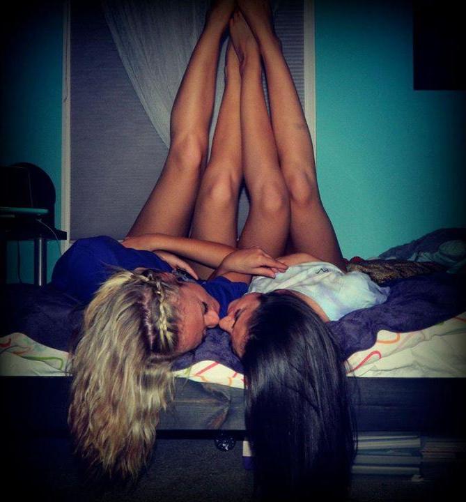 15P Super hot college coeds share their naughty self pics