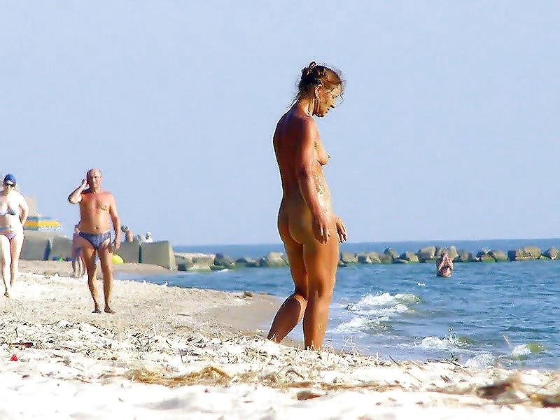 25P Mature Beach Nudists