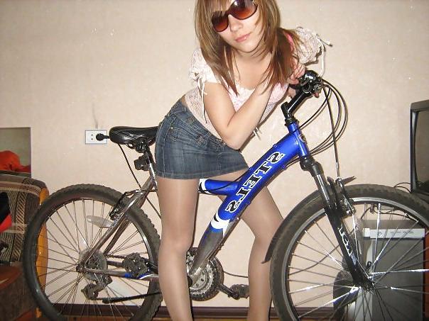 25P Nylon - upskirt - leg 18
