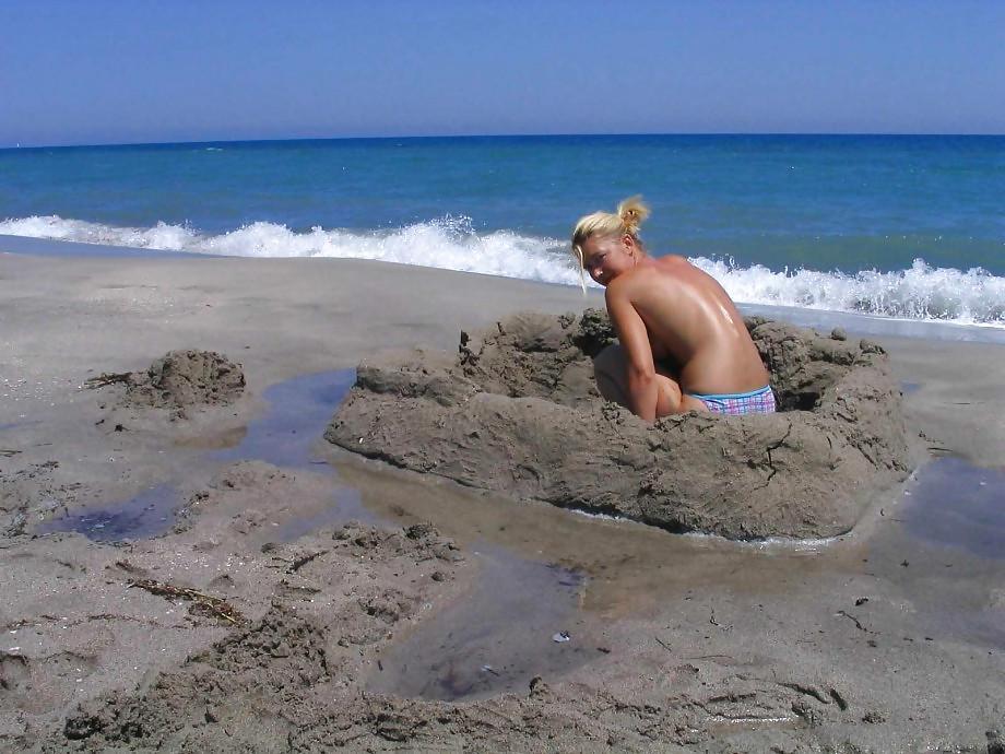 25P NADIA ON THE BEACH
