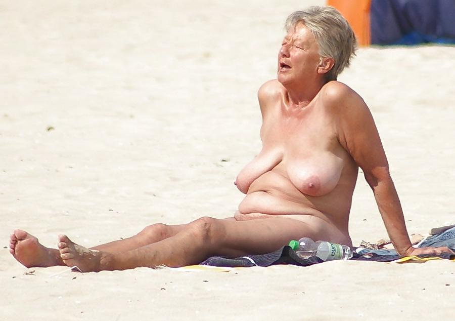 11P Naked beach