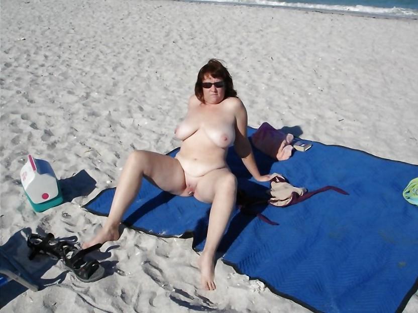 25P Older Beach Nudists
