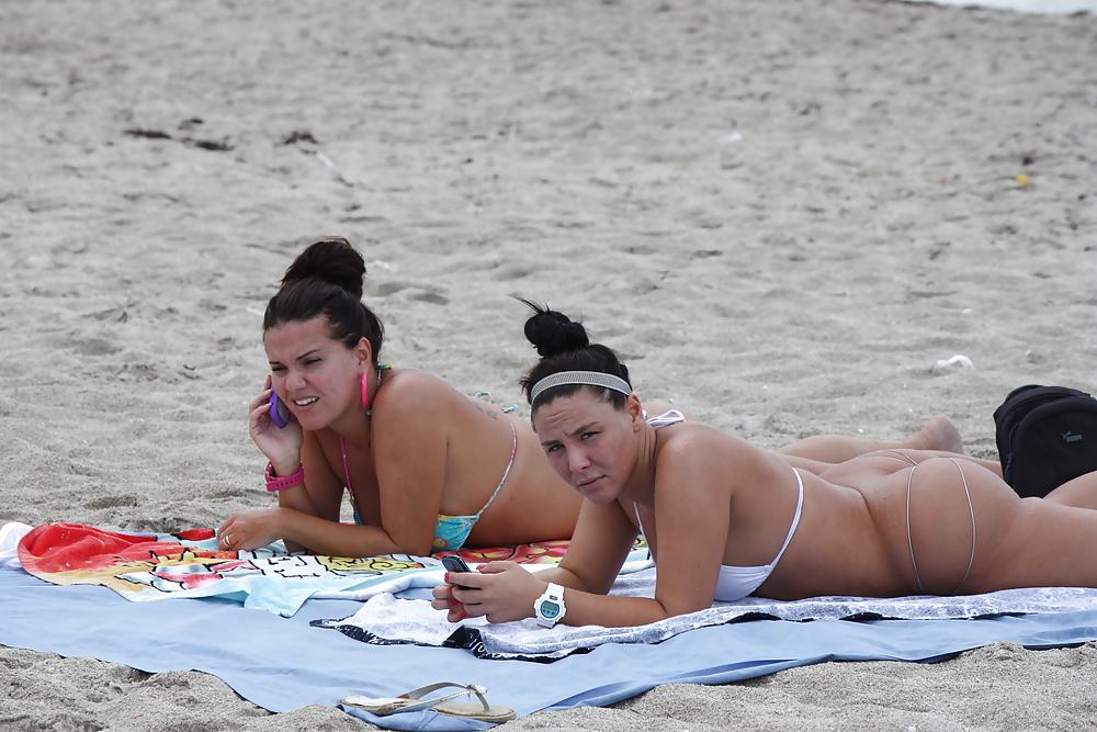 25P Beach Boobs Again