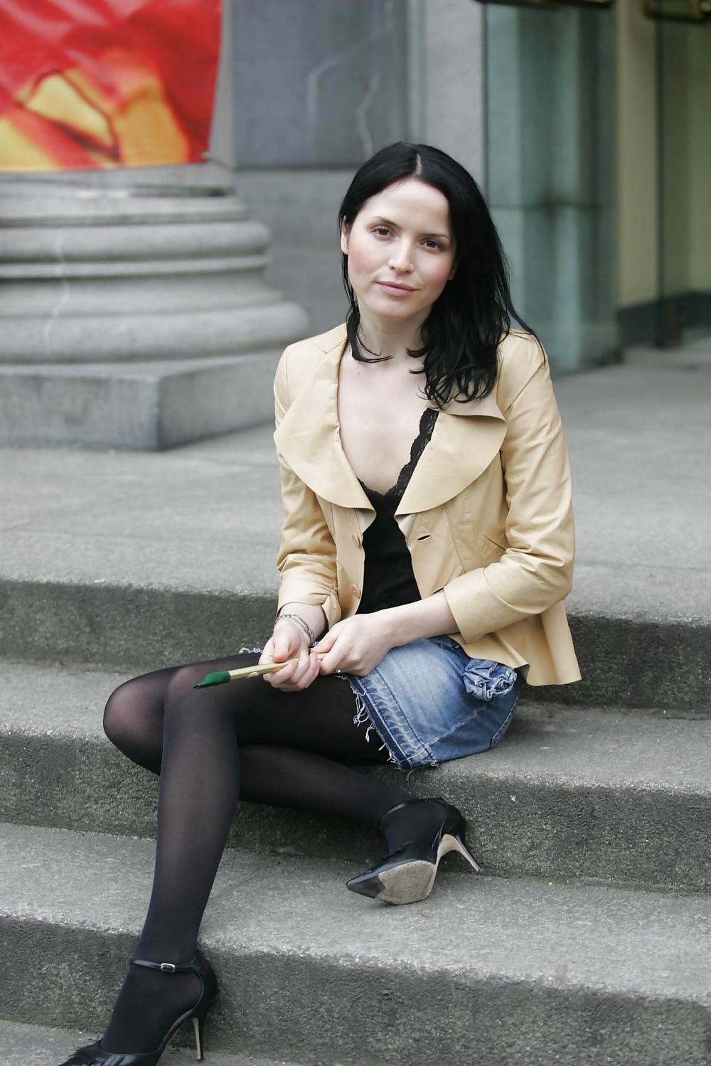 25P Nylon - upskirt - leg 27