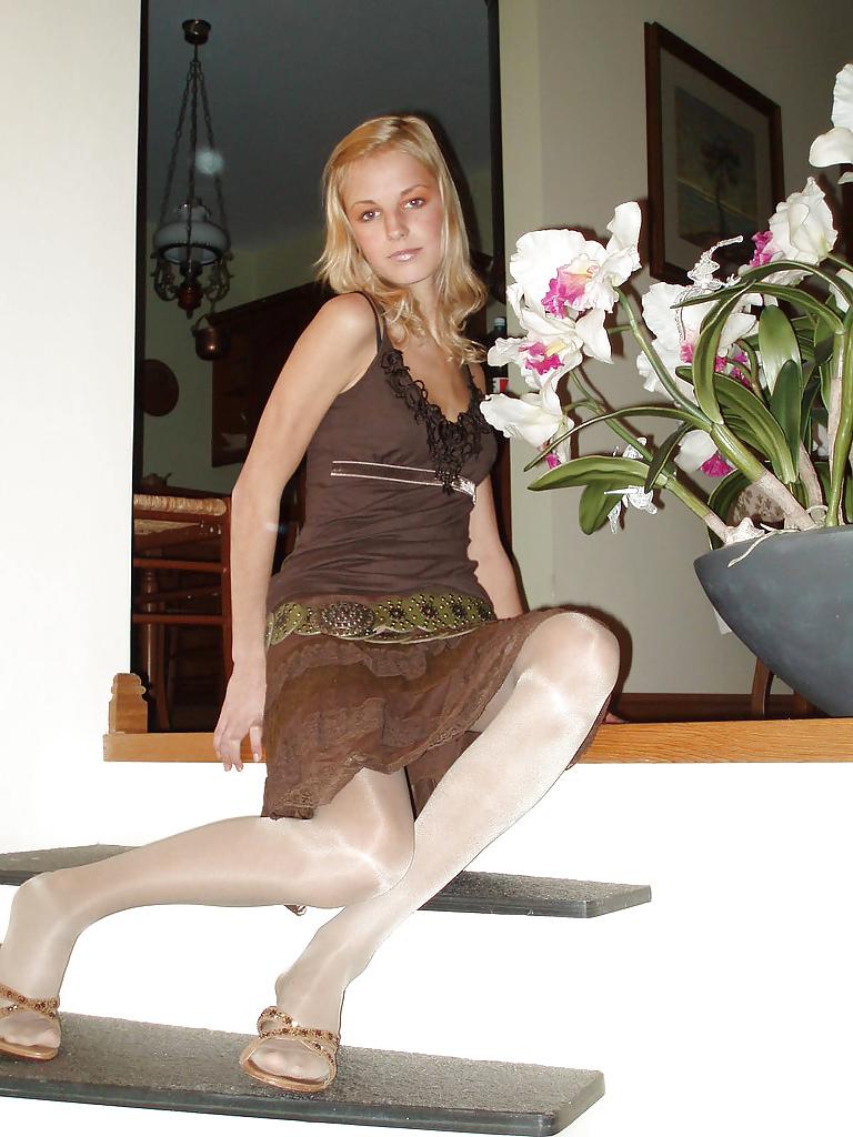 25P Nylon - upskirt - leg 27