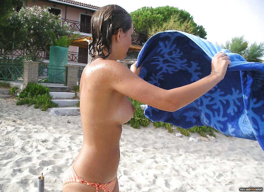25P Hot GF on beach