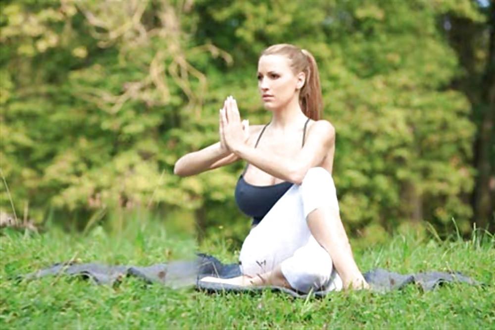 21P Big Tit Yoga Babe