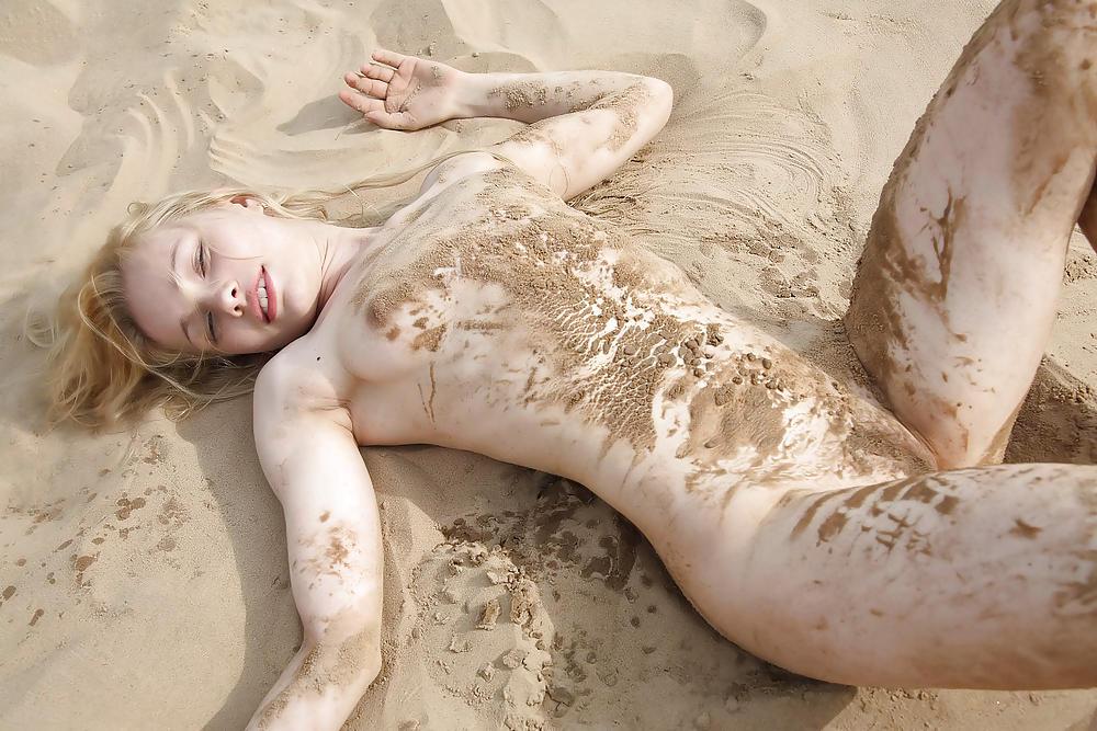 25P BLONDE TEEN OLYA ON THE BEACH
