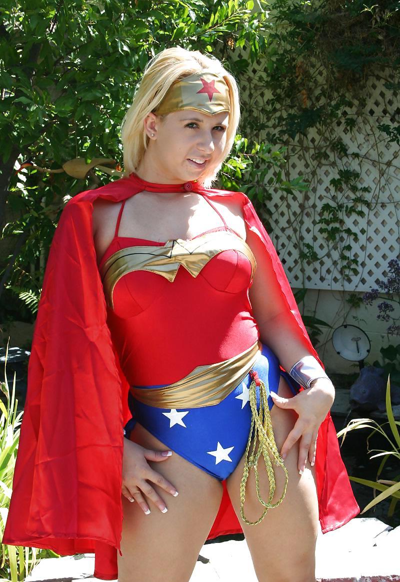 16P Wonder Woman Georgia Peach