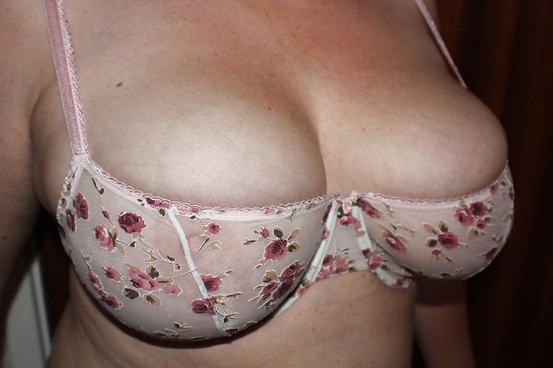 25P Woman their sell bras on the net 2