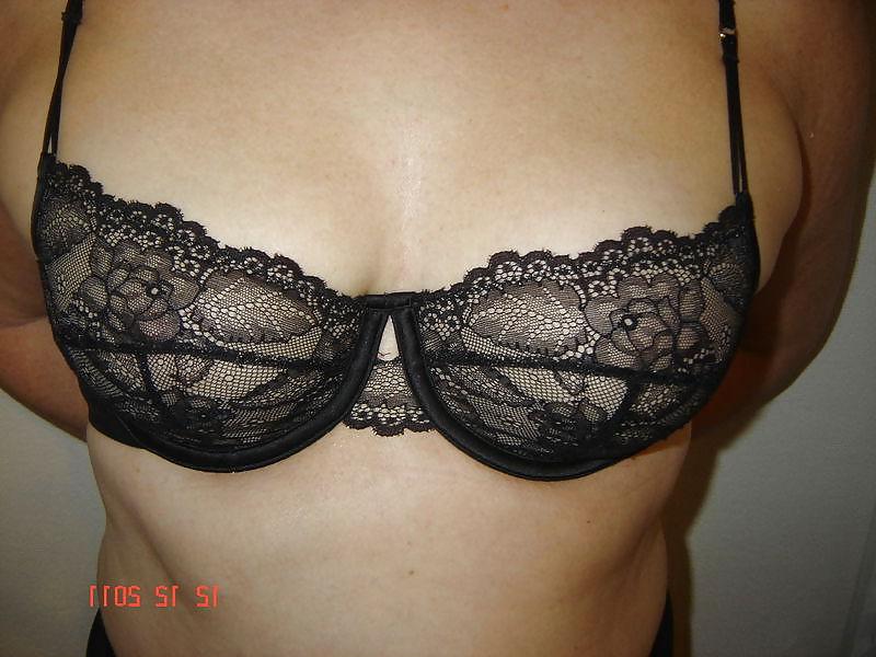 25P Woman their sell bras on the net 2