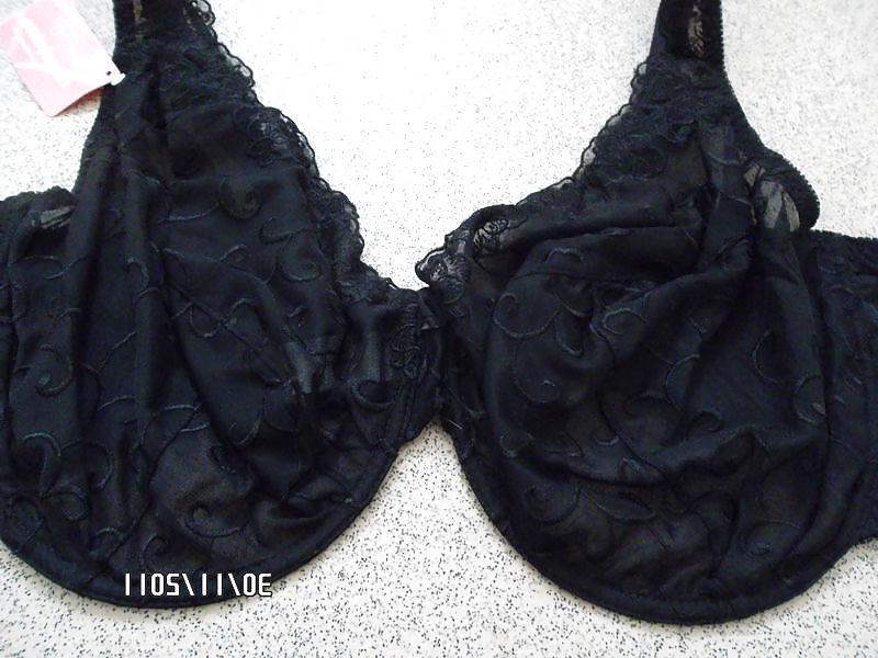 25P Woman their sell bras on the net 4