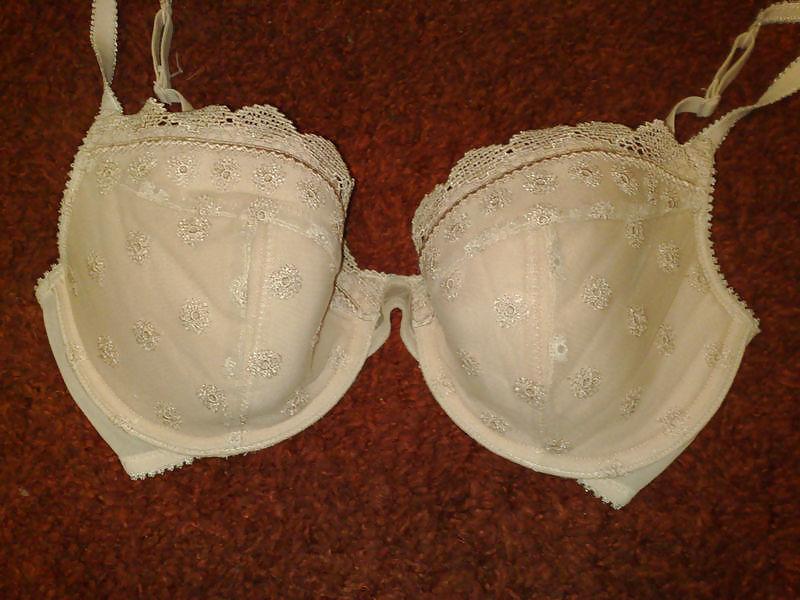 25P Woman their sell bras on the net 4