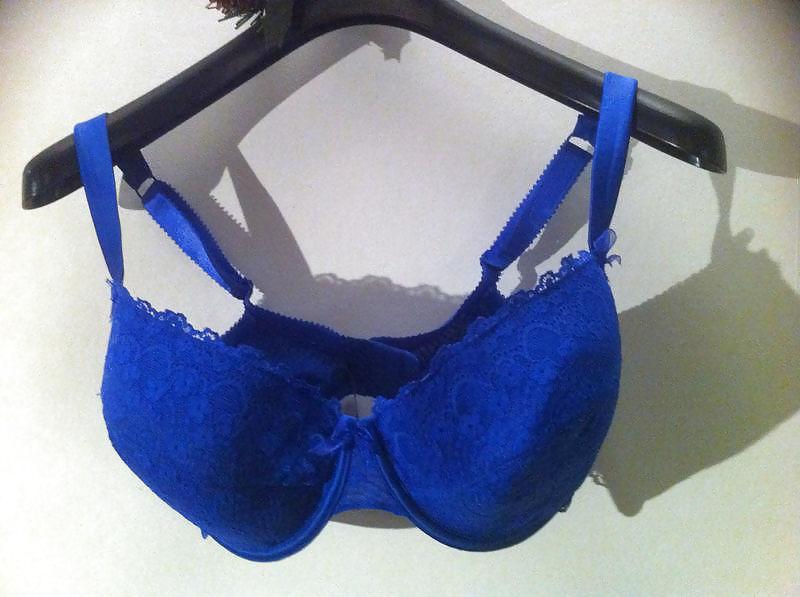 25P Woman their sell bras on the net 4