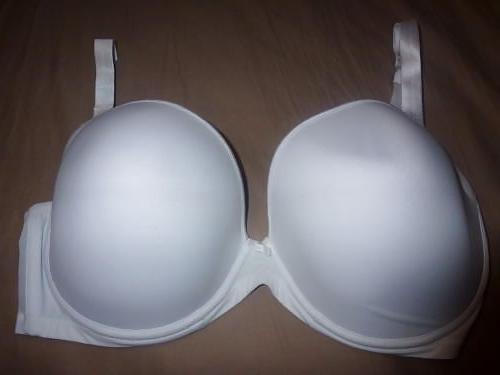 25P Woman their sell bras on the net 4