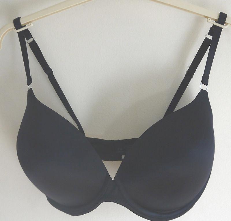 25P Woman their sell bras on the net 4