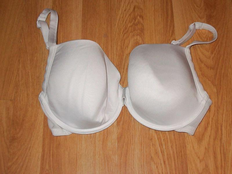 25P Woman their sell bras on the net 4