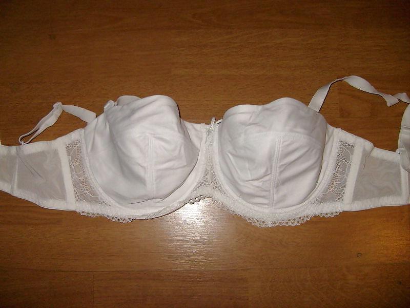 25P Woman their sell bras on the net 4