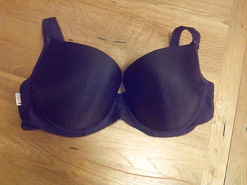 25P Woman their sell bras on the net 4