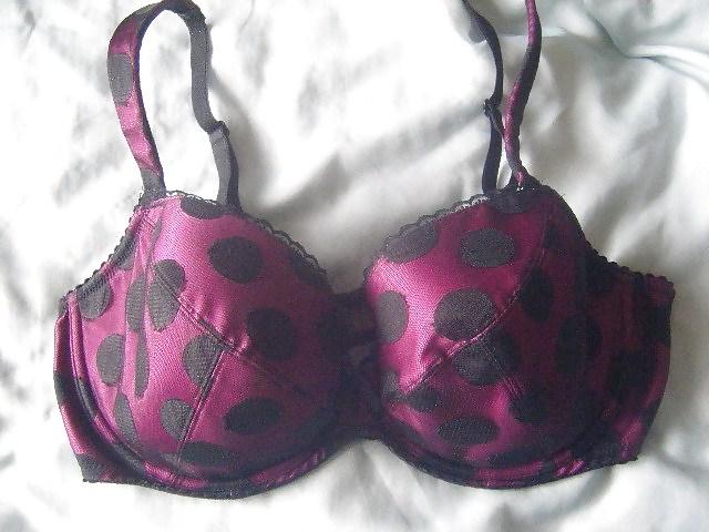 25P Woman their sell bras on the net 4