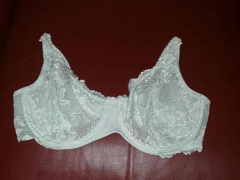 25P Woman their sell bras on the net 4