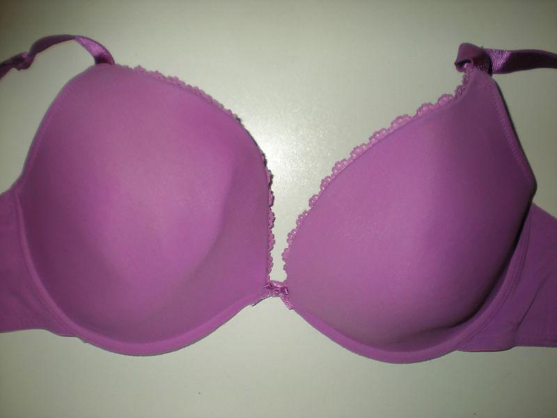 25P Woman their sell bras on the net 4