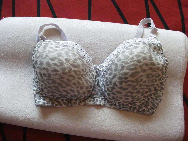 25P Woman their sell bras on the net 4