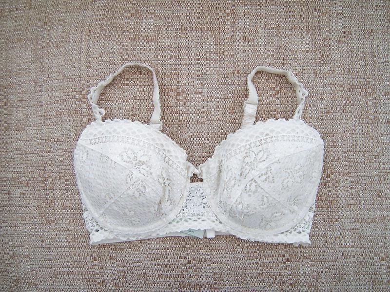 25P Woman their sell bras on the net 4