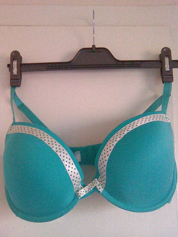 25P Woman their sell bras on the net 4
