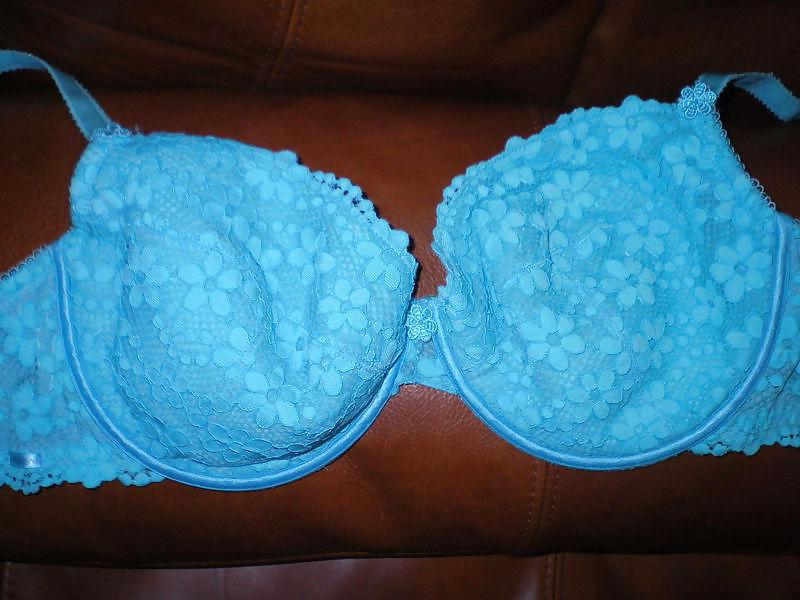 25P Woman their sell bras on the net 4