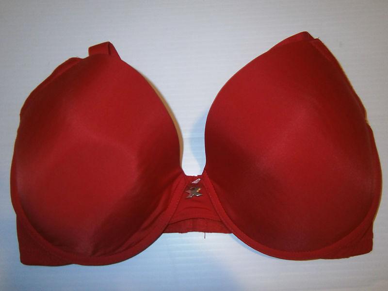 25P Woman their sell bras on the net 4