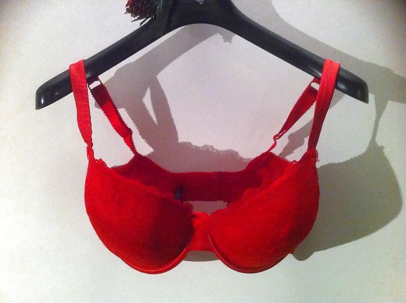 25P Woman their sell bras on the net 4