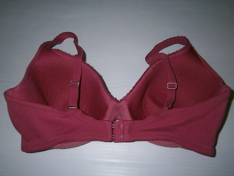 25P Woman their sell bras on the net 4
