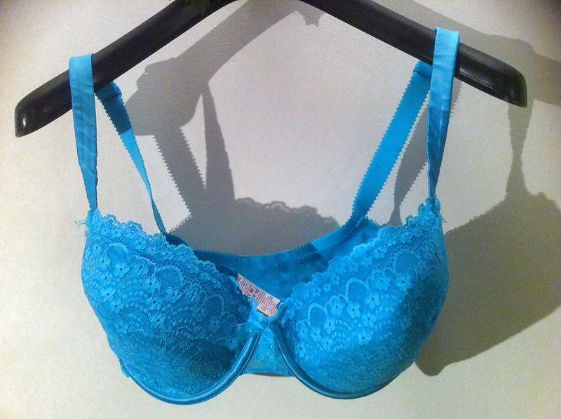 25P Woman their sell bras on the net 4
