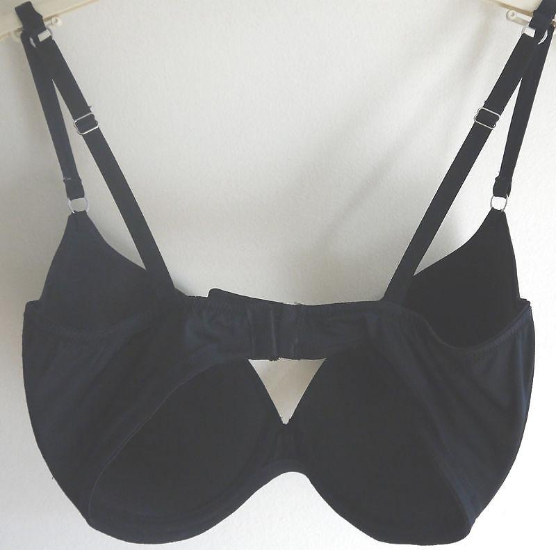 25P Woman their sell bras on the net 4
