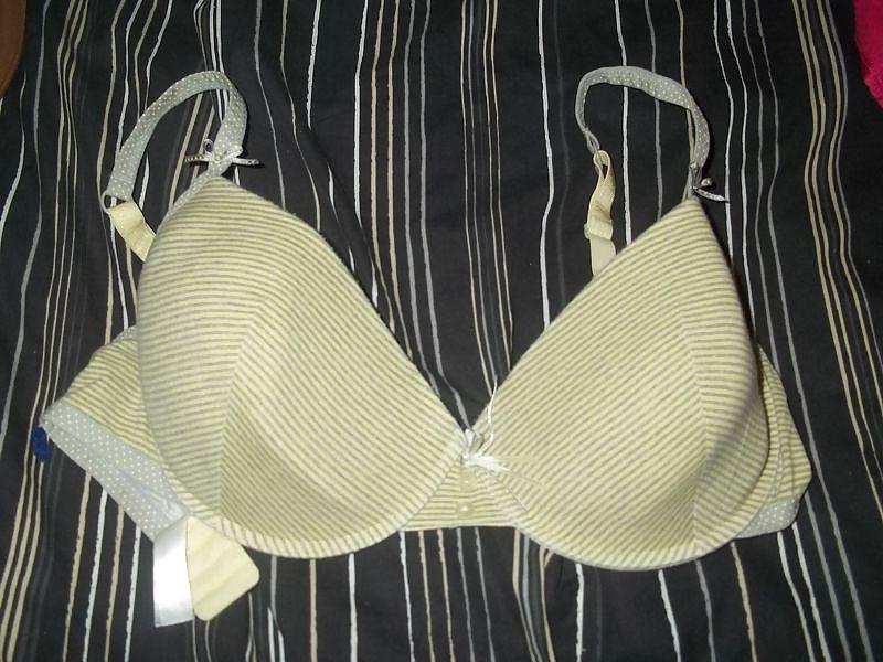 25P Woman their sell bras on the net 4