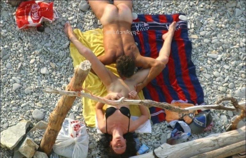 15P Voyeurs camera catches some nice naked bodies on the beach