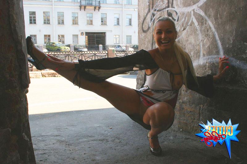 16P Swarthy blond ho walking around the city commando