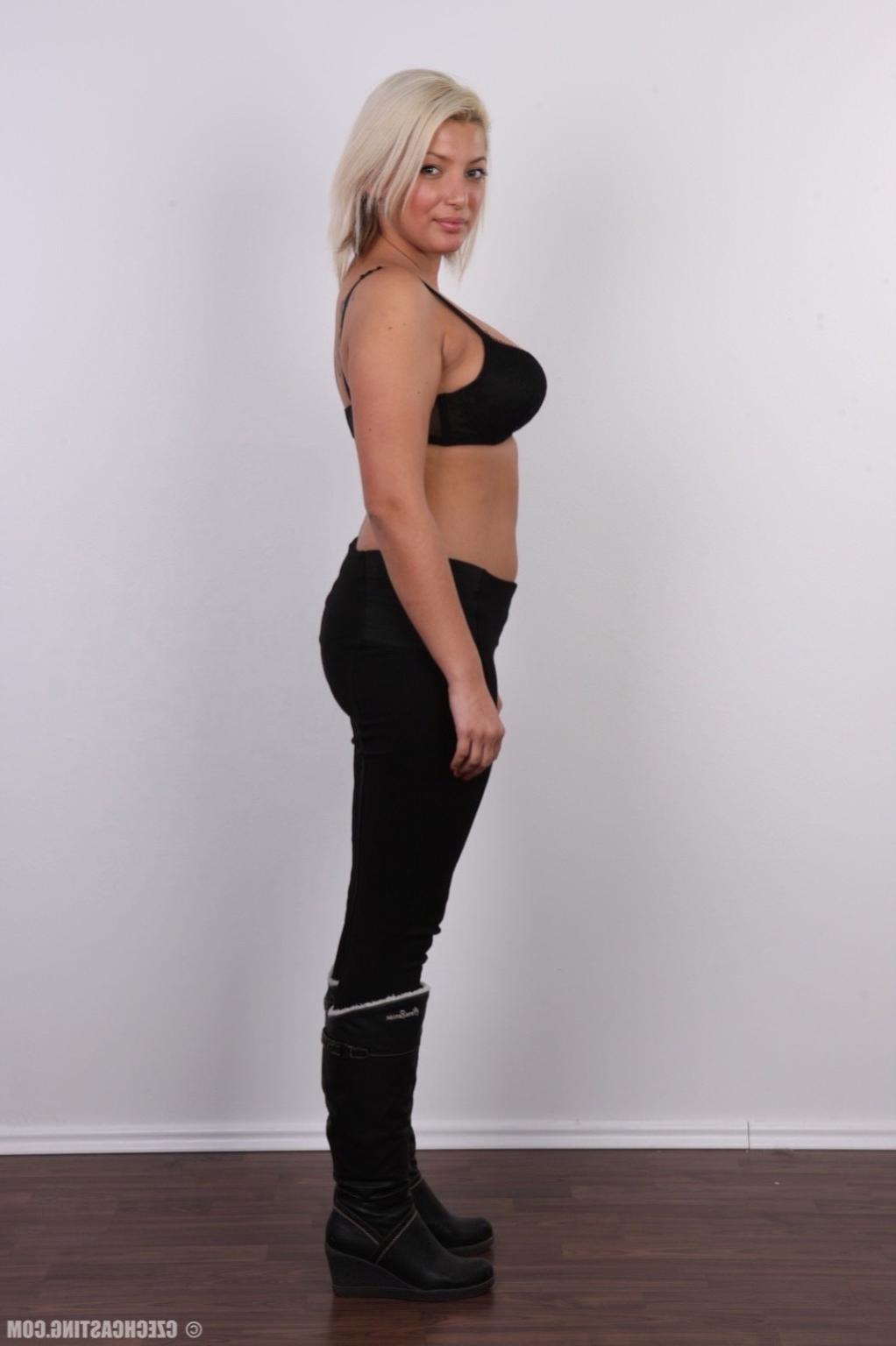 17P Gorgeous blonde milf poses nude