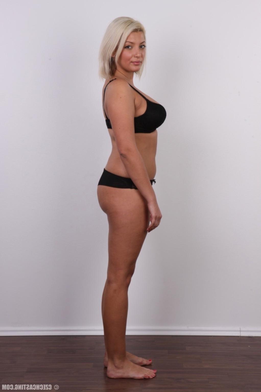 17P Gorgeous blonde milf poses nude