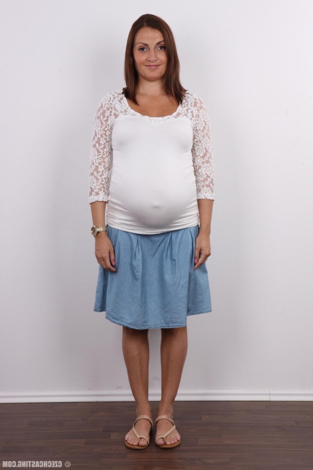 17P Pregnant milf poses nude
