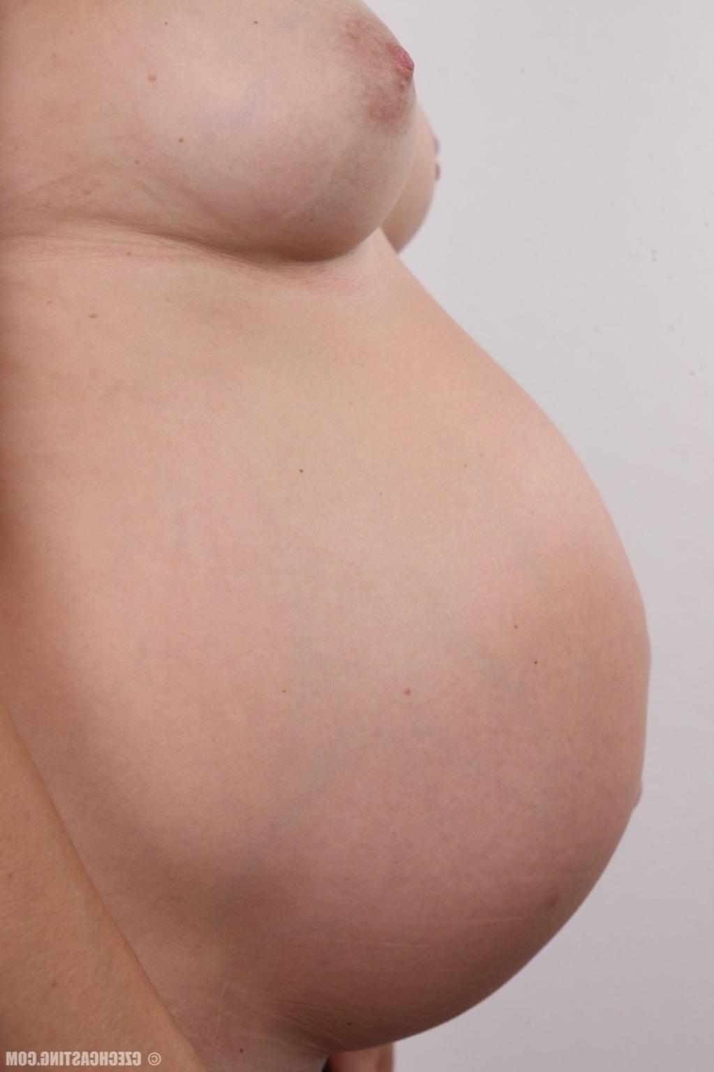 17P Pregnant milf poses nude