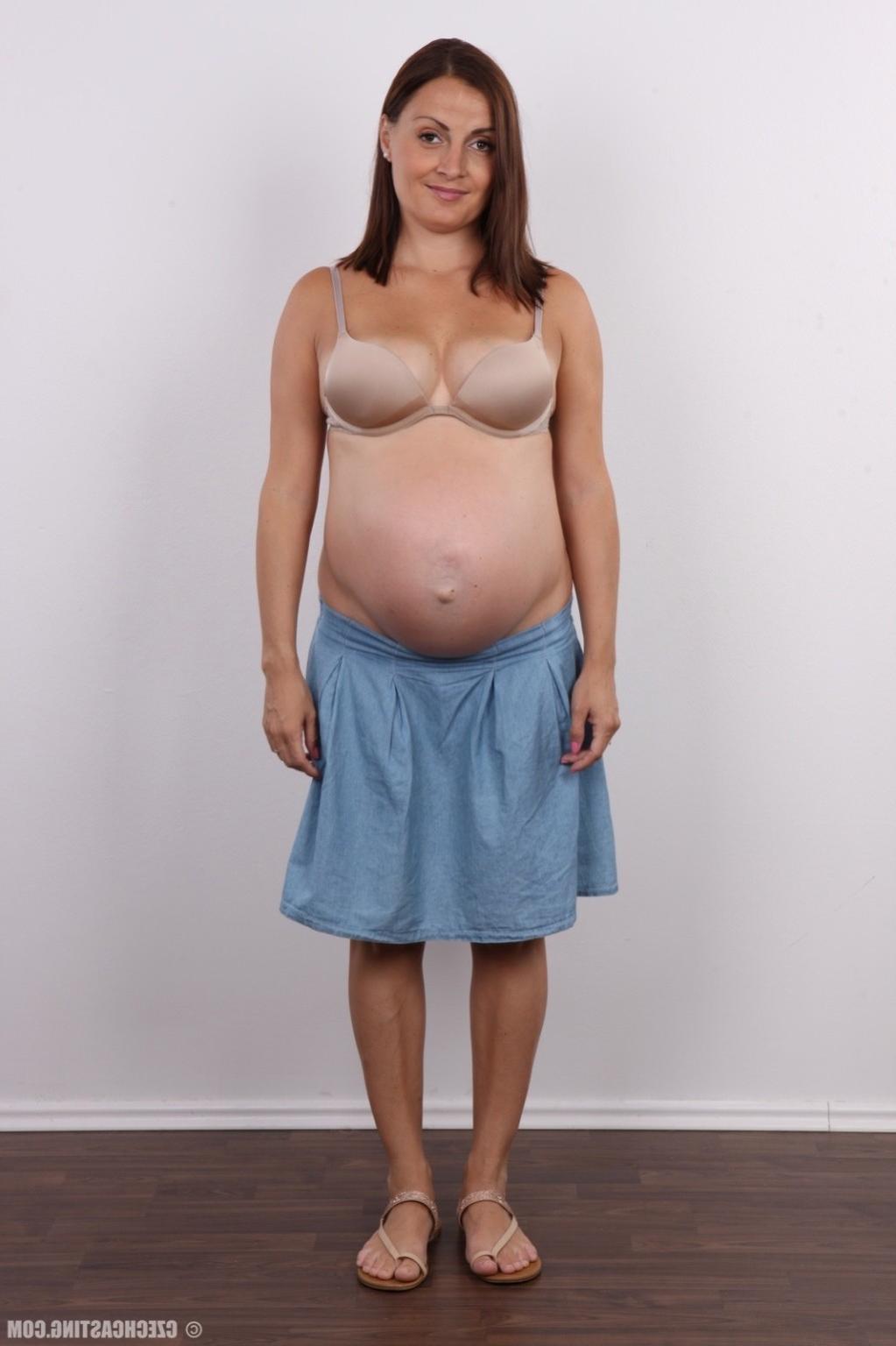 17P Pregnant milf poses nude