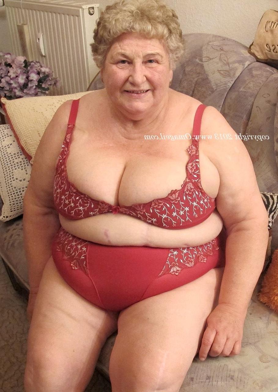 16P Busty naked old woman have fun