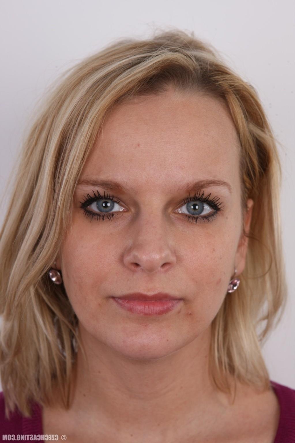 17P Blonde housewife posing naked for photo camera