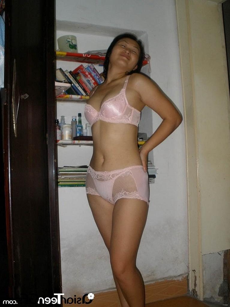 9P This Asian beauty really does give the best head