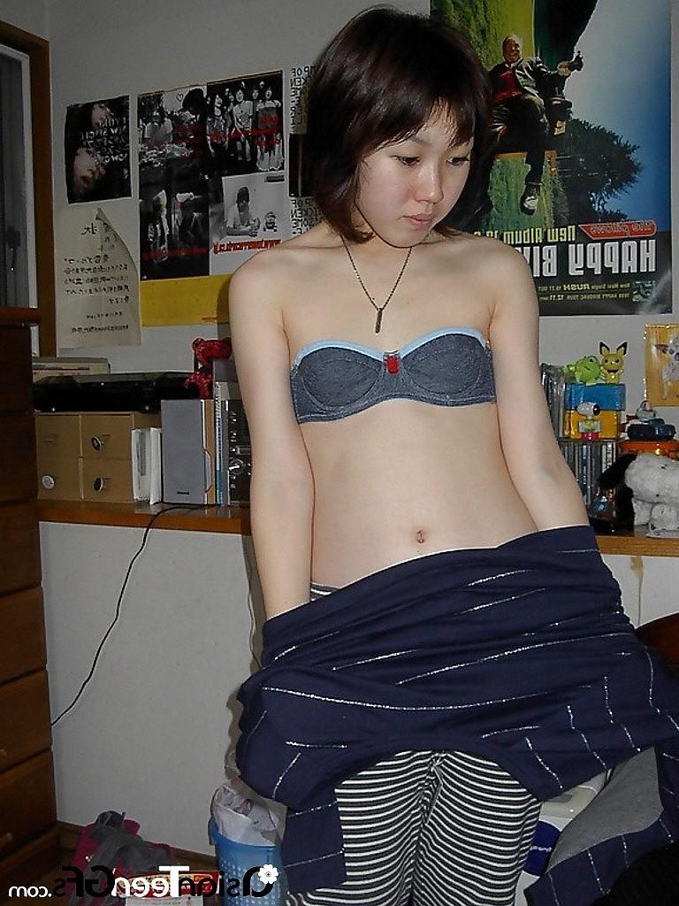 10P Sexy young girl gets cumshot on pussy