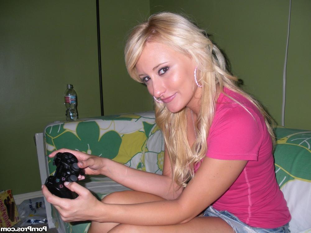 16P Blonde girlfriend posing for pics then fucking