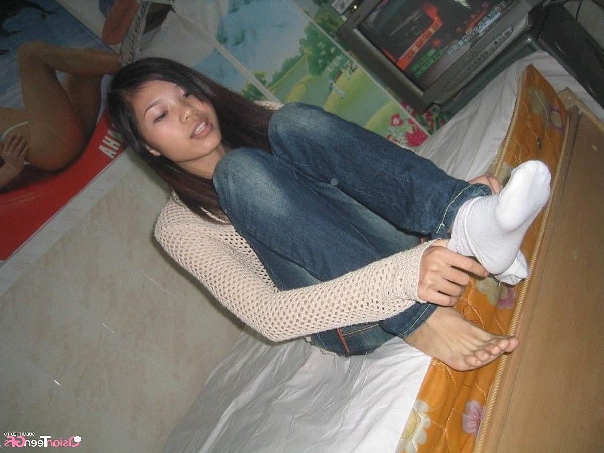 10P Nice young skinny babe with hairy pussy goes wild